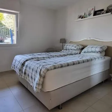 3-bed, Lake-view, Family Friendly Near Lausanne Lejlighed