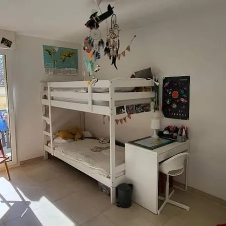 3-bed, Lake-view, Family Friendly Near Lausanne Lejlighed